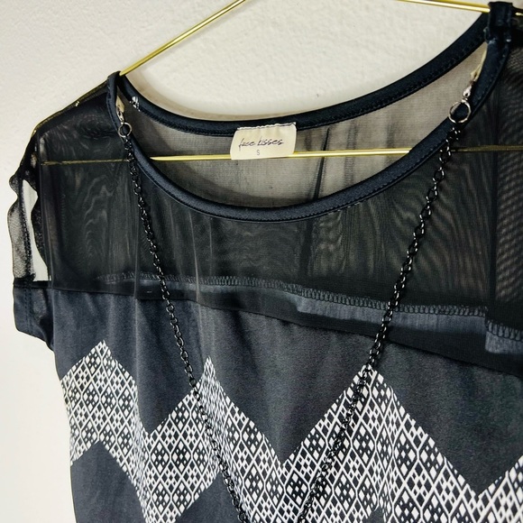 Free Kisses Black & White Pattern Short Sleeve Blouse with Accent Necklace - Picture 4 of 16